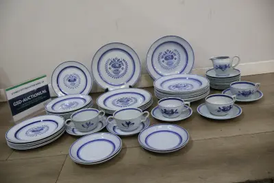 Servies met blauw bloemmotief, porselein – kavel bij GSD Auctions, Zoeterwoude