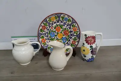 Set keramische kannen en schaal met bloemmotief – kavel bij GSD Auctions, Zoeterwoude