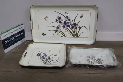 Set van 3 dienbladen met bloemendecoratie – kavel bij GSD Auctions, Zoeterwoude