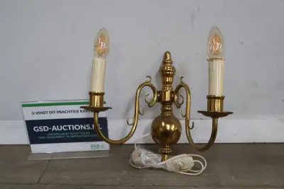 Messing tweearmige wandlamp met kaarsvormige fitting – kavel bij GSD Auctions, Zoeterwoude