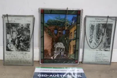 Set van drie glazen panelen met metalen frames en ketting – kavel bij GSD Auctions, Zoeterwoude