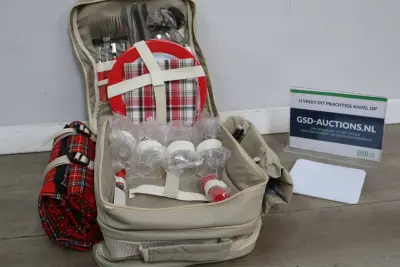 Picknickset met bestek, borden en glazen in beige tas – kavel bij GSD Auctions, Zoeterwoude