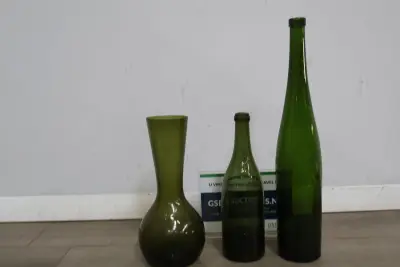 Set van twee groene glazen flessen en vaas – kavel bij GSD Auctions, Zoeterwoude