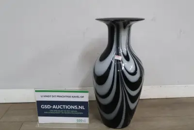 Zwart-witte glazen vaas met golvend patroon – kavel bij GSD Auctions, Zoeterwoude