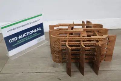Houten standaard (Laukh) met houtsnijwerk – kavel bij GSD Auctions, Zoeterwoude