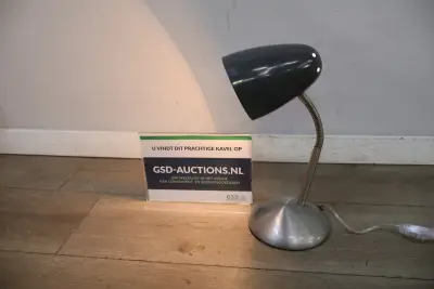 Moderne bureaulamp met metalen voet – kavel bij GSD Auctions, Zoeterwoude