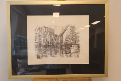 Ingelijste pentekening stadsgezicht met boot – kavel bij GSD Auctions, Zoeterwoude