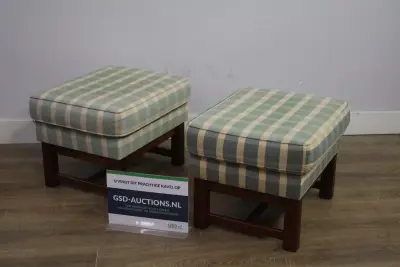 Set van 2 gestoffeerde voetenbankjes met houten frame – kavel bij GSD Auctions, Zoeterwoude