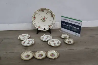 Porseleinen bordenset met bloemmotief en gouden rand – kavel bij GSD Auctions, Zoeterwoude