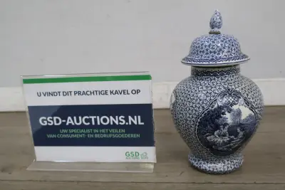 Blauw-witte dekselvaas – kavel bij GSD Auctions, Zoeterwoude