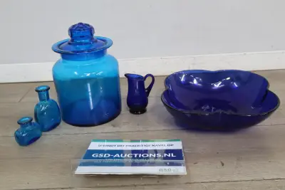 Set blauwe glazen gebruiksvoorwerpen – kavel bij GSD Auctions, Zoeterwoude