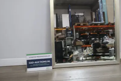 Grote rechthoekige spiegel met zilverkleurige lijst – kavel bij GSD Auctions, Zoeterwoude