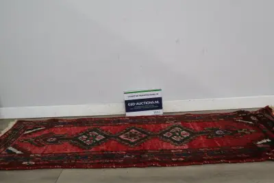 Geborduurd loper tapijt met rood patroon – kavel bij GSD Auctions, Zoeterwoude
