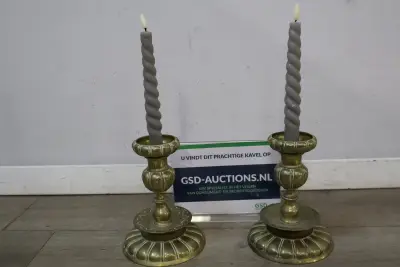 Set koperen kandelaars met grijze spiraalkaarsen – kavel bij GSD Auctions, Zoeterwoude