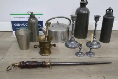 Messing vijzel met stamper en metalen kandelaars en ander gerei – kavel bij GSD Auctions, Zoeterwoude