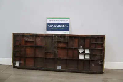 Houten letterbak met glazen voorzijde – kavel bij GSD Auctions, Zoeterwoude