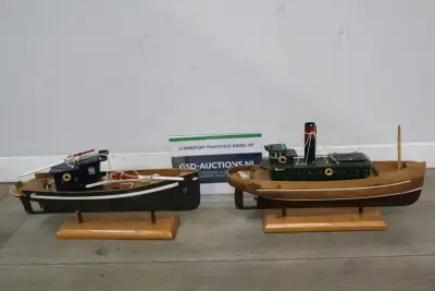 Set van twee houten modelboten met standaards – kavel bij GSD Auctions, Zoeterwoude