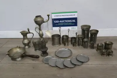 Set antieke tinnen maatbekers, kannen, schalen en borden – kavel bij GSD Auctions, Zoeterwoude