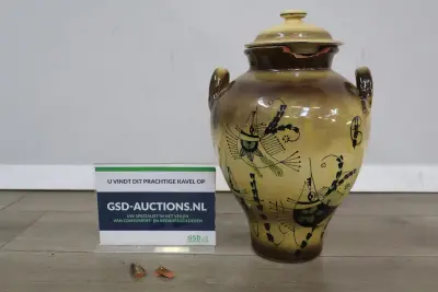 Grote aardewerken vaas met deksel – kavel bij GSD Auctions, Zoeterwoude
