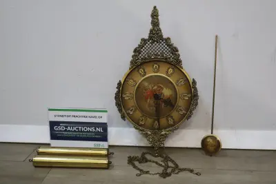 Vintage sierlijke wandklok met pendel en gewichten – kavel bij GSD Auctions, Zoeterwoude