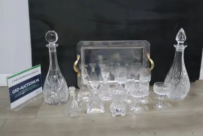 Glazen karaffen en glazen set met dienblad – kavel bij GSD Auctions, Zoeterwoude