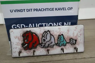 Wandkapstok met keramische plaat en olifantenmotief – kavel bij GSD Auctions, Zoeterwoude