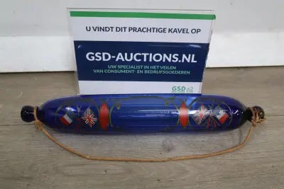 Blauw glazen wanddecoratie met engelse en franse vlaggen – kavel bij GSD Auctions, Zoeterwoude