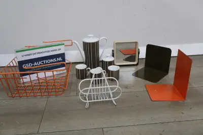 Vintage koffiepot set met mokken en metalen accessoires – kavel bij GSD Auctions, Zoeterwoude