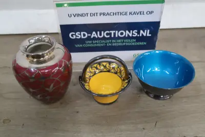 Set van drie vazen in verschillende kleuren – kavel bij GSD Auctions, Zoeterwoude