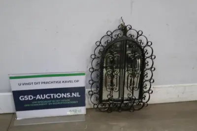 Smeedijzeren decoratieve spiegel met krullenlijst – kavel bij GSD Auctions, Zoeterwoude