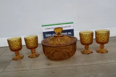 Set van oranje glazen zoals likeurglazen met dekselpot – kavel bij GSD Auctions, Zoeterwoude
