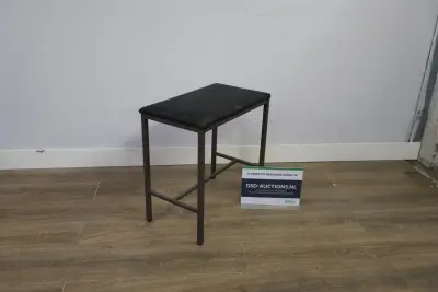 Zwart metalen kruk met zitting – kavel bij GSD Auctions, Zoeterwoude