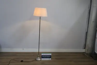 Staande lamp, Vloerlamp met witte lampenkap – kavel bij GSD Auctions, Zoeterwoude