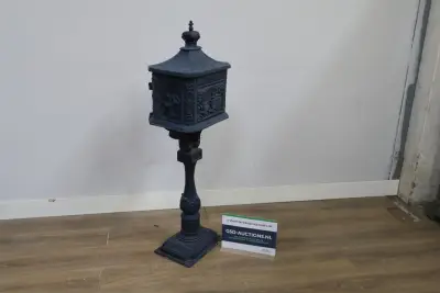 Antieke gietijzeren brievenbus op voet – kavel bij GSD Auctions, Zoeterwoude