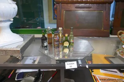 Miniatuur flesjes drank – kavel bij Vlavem