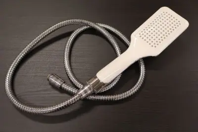 Ca. 30x Handdouche met doucheslangen, wit/chroom – kavel bij Onlineveilingmeester, Drunen