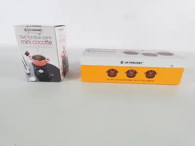 Le Creuset mini cocotte fondue set met 3 mini stoofpannetjes – kavel bij De Kringwinkel, Heverlee