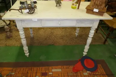 Oude tafel met lade – kavel bij Vlavem