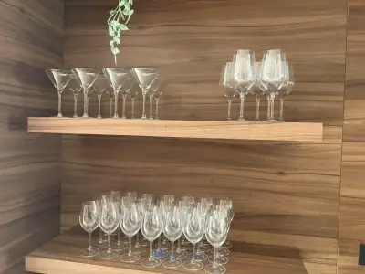 Partij diversen waaronder diverse glazen, decoratie, kartonnen rietjes, kommetjes – kavel bij VH Auctions