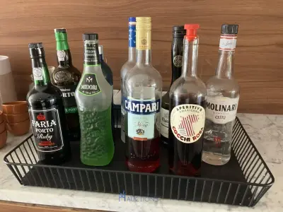 Partij diverse dranken waaronder CAMPARI, GREY GOOSE, PORTO, DUVEL, STELLA ARTOIS – kavel bij VH Auctions