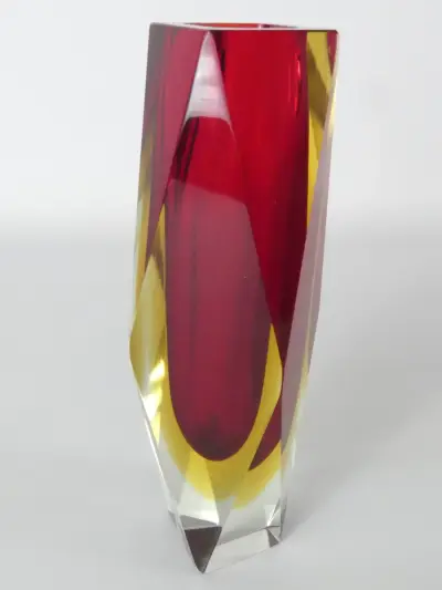 Decoratieve glazen vaas rood-geel – kavel bij De Kringwinkel, Heverlee