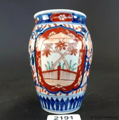 Antiek handgeschilderd Japans Imari porseleinen vaasje, vermoedelijk uit de 19e eeuw (Meiji-periode) – kavel bij ProVeiling