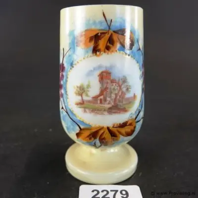 Antieke opaline glazen vaas (waarschijnlijk uit de 19e eeuw, ca. 1870–1900), handbeschilderd met een romantisch landschap en een toren – kavel bij ProVeiling