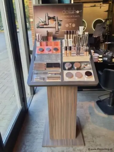 Delilah Cosmetics make-up display op houten zuil – kavel bij ProVeiling, Rotterdam