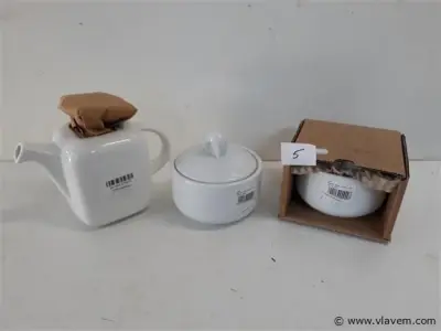 1 x Theepot + 2 x suikerpot hotel porselein – kavel bij Vlavem