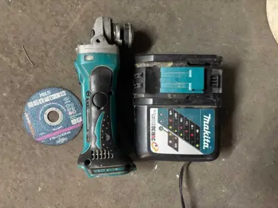 1 Makita DGA452 Akku Winkelschleifer mit Ladegerät, gebraucht – kavel bij Zoll-Auktion, Mainz
