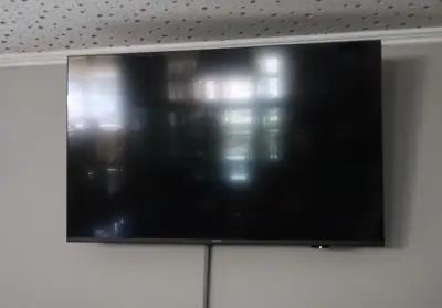 Televisie met voet – kavel bij Clicpublic
