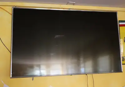 Televisie met voet – kavel bij Clicpublic