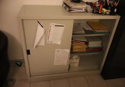 Metalen kast met schuifdeuren – kavel bij Clicpublic