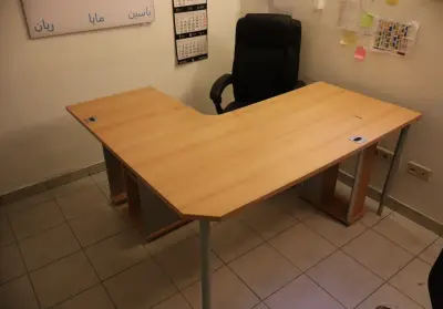 Houten hoekbureau met stoel – kavel bij Clicpublic
